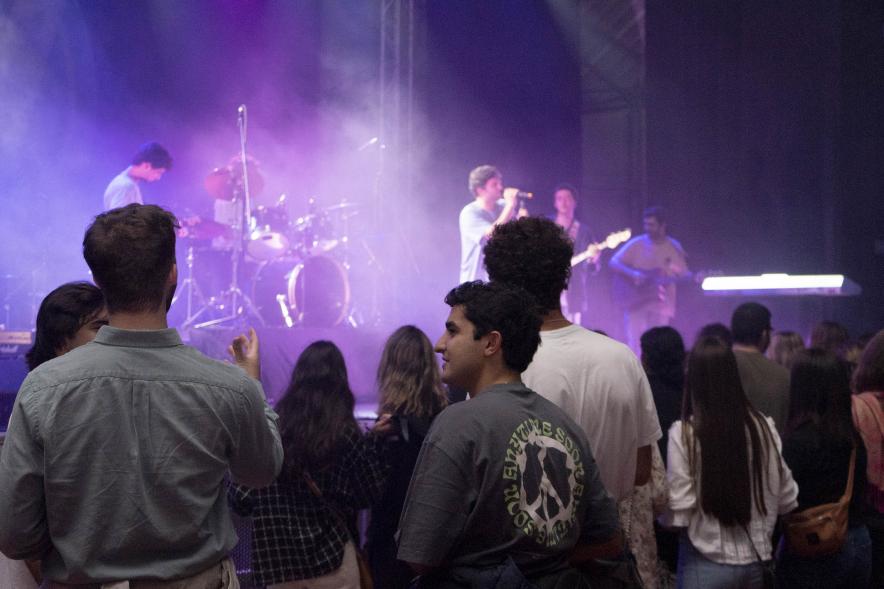 Forever Young Festival - Forever Young Festival - Forever Young Festival - Imagen de un grupo de jóvenes viendo el concierto.