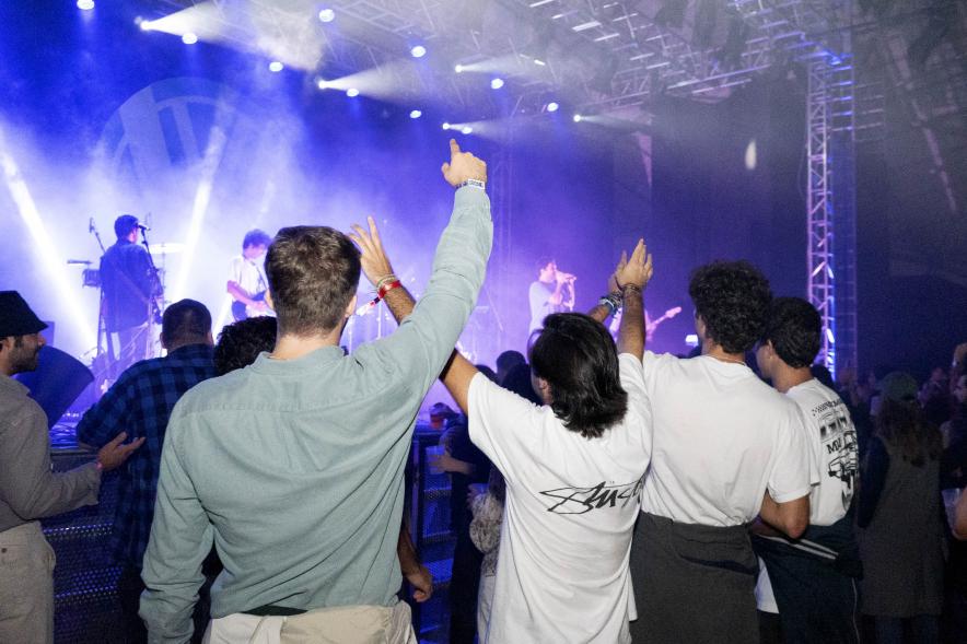 Forever Young Festival - Grupo de jóvenes coreando las canciones.