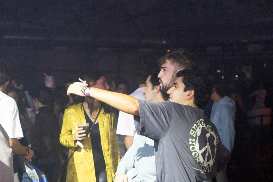 Forever Young Festival -  Forever Young Festival - Forever Young Festival - Imagen de un grupo de jóvenes viendo el concierto.