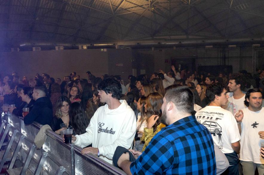 Forever Young Festival - Forever Young Festival - Forever Young Festival - Imagen de un grupo de jóvenes viendo el concierto.