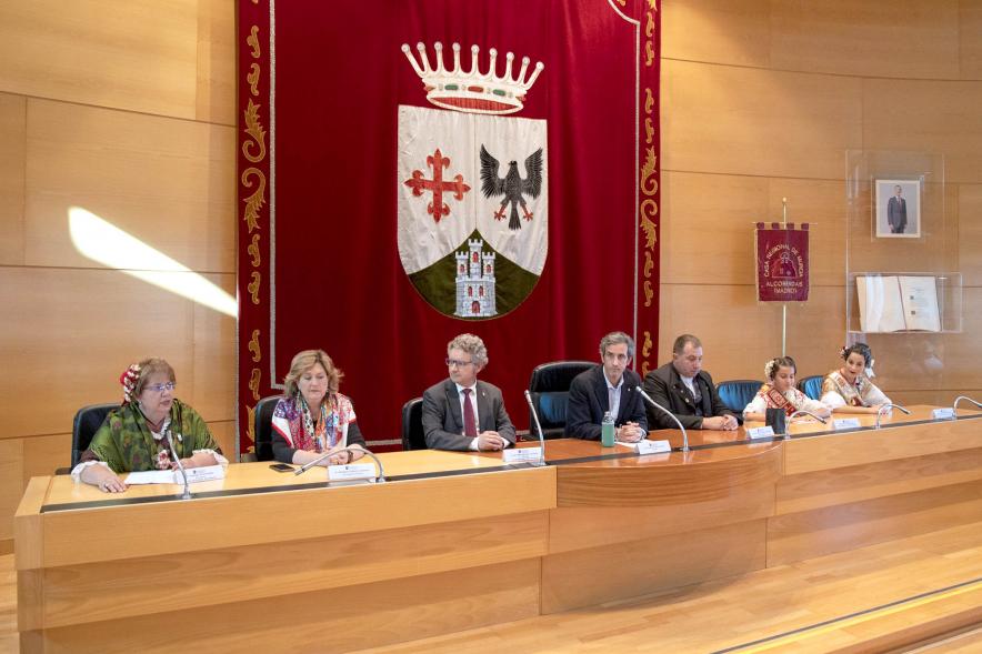 Fiesta de la Fuensanta de la Casa Regional de Murcia -Imagen del alcalde Aitor Retolaza presidiendo la mesa del salón de Plenos junto con la concejala de cultura Rosario Tamayo y representantes de la casa de Murcia.