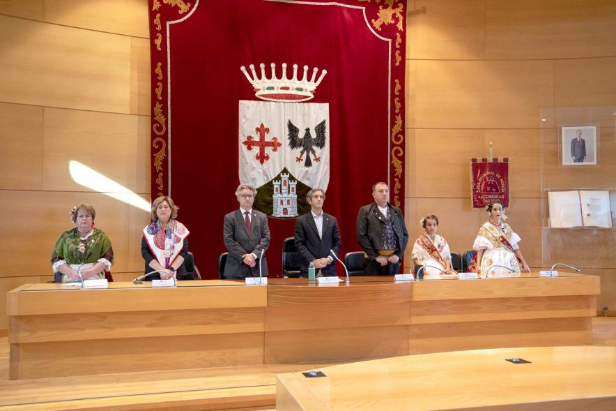  Fiesta de la Fuensanta de la Casa Regional de Murcia -Imagen del alcalde Aitor Retolaza presidiendo la mesa del salón de Plenos junto con la concejala de cultura Rosario Tamayo y representantes de la casa de Murcia.