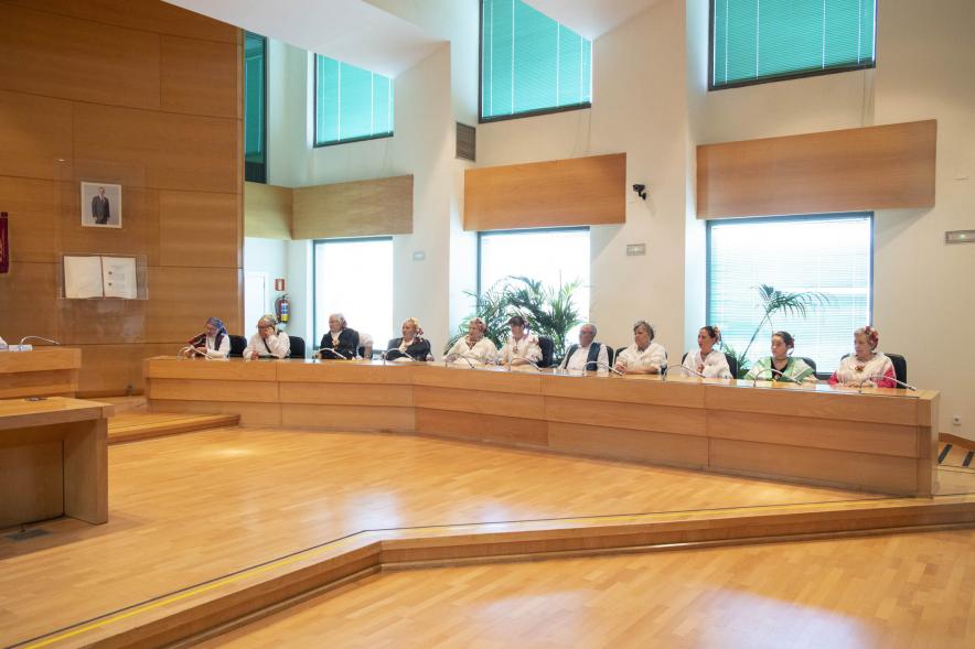 Fiesta de la Fuensanta de la Casa Regional de Murcia - Imagen de algunos de los representantes de la casa de Murcia en el salón de Plenos del Ayuntamiento.