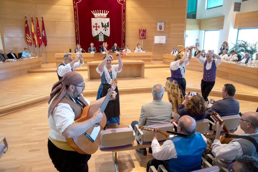   Fiesta de la Fuensanta de la Casa Regional de Murcia - Imagen de un momento de la actuación del grupo de la Peña de La Crilla , 7 Coronas. 