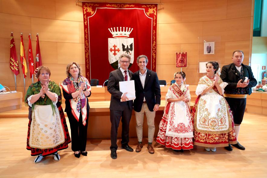 Fiesta de la Fuensanta de la Casa Regional de Murcia - Imagen del alcalde Aitor Retolaza junto a la concejala de cultura Rosario Tamayo y representantes de la casa de Murcia.