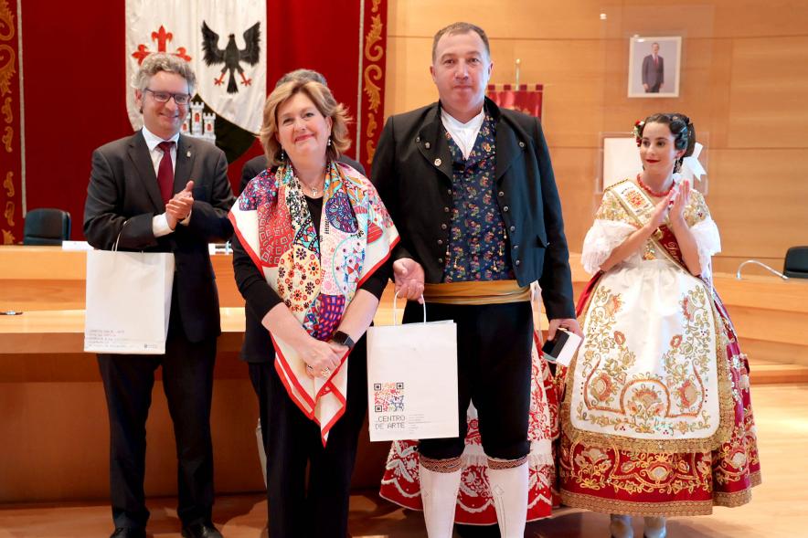 Fiesta de la Fuensanta de la Casa Regional de Murcia - Imagen de la concejala de cultura Rosario Tamayo junto a representantes de la casa de Murcia.