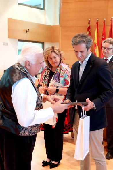 Fiesta de la Fuensanta de la Casa Regional de Murcia - Imagen de un momento de la entrega de obsequios al alcalde Aitor Retolaza.
