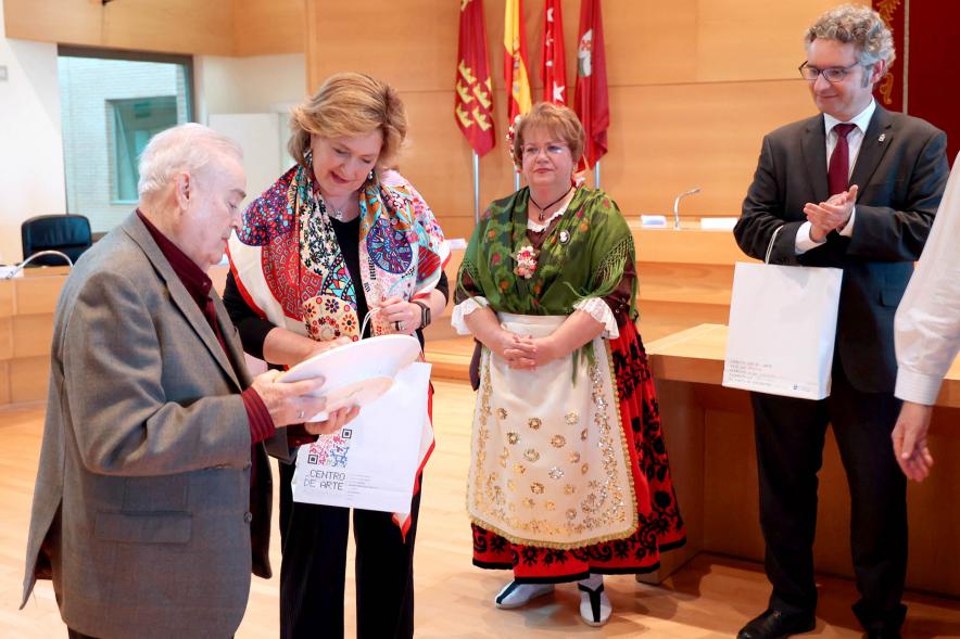 Fiesta de la Fuensanta de la Casa Regional de Murcia - Imagen de un momento de la entrega de obsequios a la concejala de cultura Rosario Tamayo.