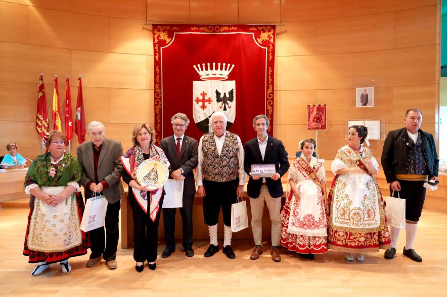  Fiesta de la Fuensanta de la Casa Regional de Murcia - Imagen del alcalde Aitor Retolaza junto a la concejala de cultura Rosario Tamayo mostrando los obsequios recibidos de representantes de la casa de Murcia.