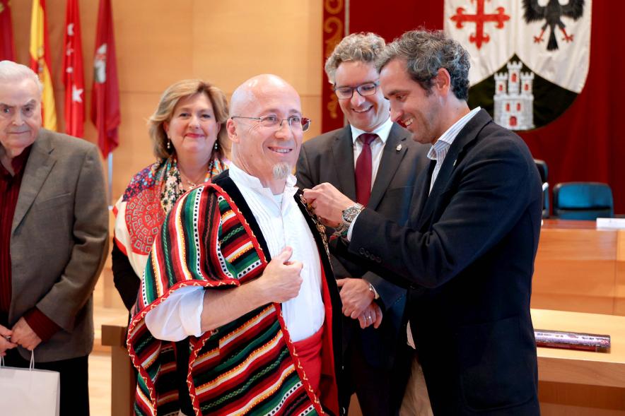  Fiesta de la Fuensanta de la Casa Regional de Murcia -  Imagen del alcalde Aitor Retolaza obsequiando con una distinción a uno de los representantes de la casa de Murcia.