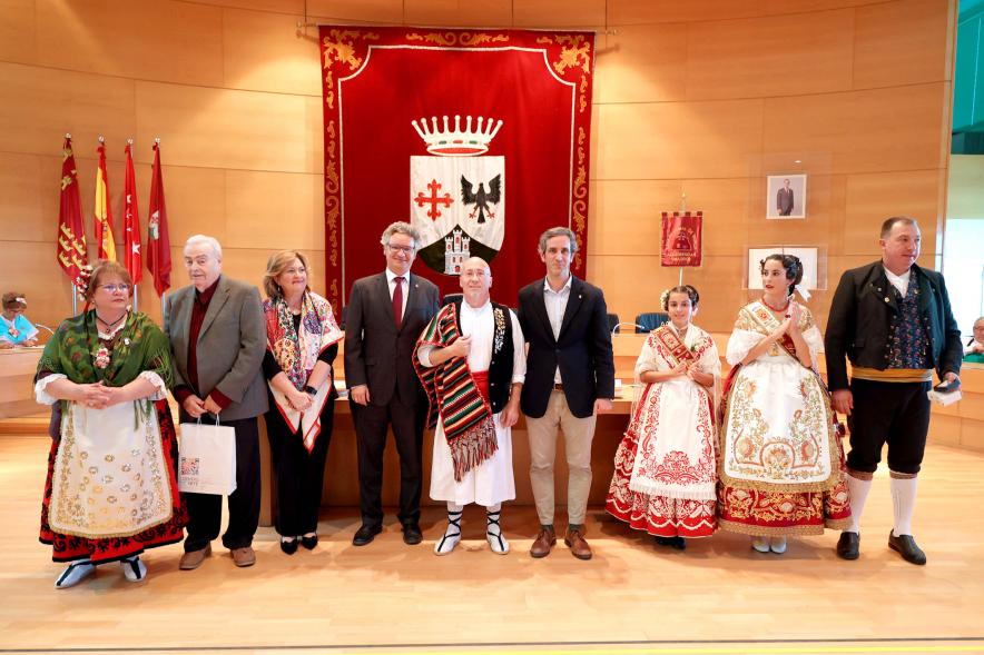  Fiesta de la Fuensanta de la Casa Regional de Murcia -  Imagen del alcalde Aitor Retolaza junto a la concejala de cultura Rosario Tamayo y representantes de la casa de Murcia.