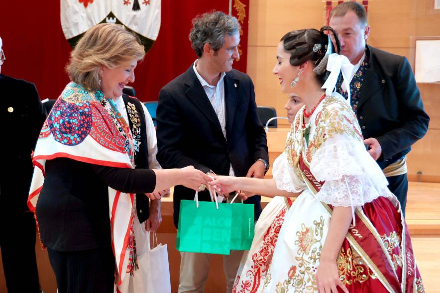 Fiesta de la Fuensanta de la Casa Regional de Murcia -  Imagen de la concejala de cultura Rosario Tamayo recibiendo un obsequio de parte de la dama de honor de la Huerta de Murcia.