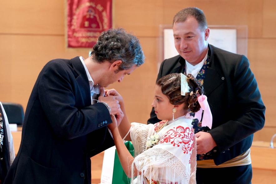    Fiesta de la Fuensanta de la Casa Regional de Murcia - Imagen de la reina infantil de la Huerta de Murcia en el momento que coloca una distinción al alcalde Aitor Retolaza.