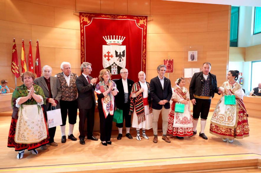  Fiesta de la Fuensanta de la Casa Regional de Murcia - Imagen del alcalde Aitor Retolaza junto a la concejala de cultura Rosario Tamayo y representantes de la casa de Murcia.