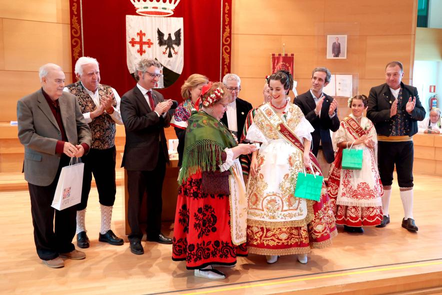 Fiesta de la Fuensanta de la Casa Regional de Murcia - Imagen de un momento de la entrega de obsequios.