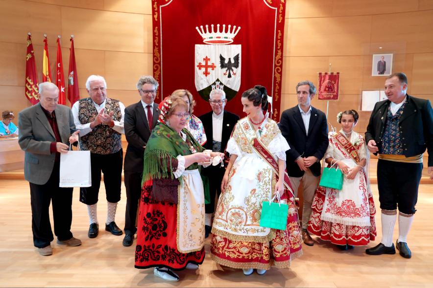 Fiesta de la Fuensanta de la Casa Regional de Murcia - Imagen de un momento de la entrega de obsequios.