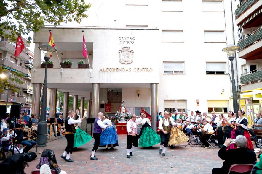 Fiesta de la Fuensanta de la Casa Regional de Murcia - Imagen de un momento de la celebración de unos bailes regionales en el exterior del centro cívico Alcobendas Centro.