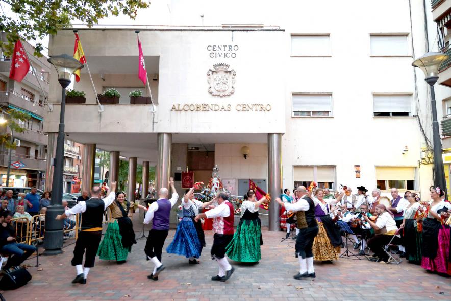 Fiesta de la Fuensanta de la Casa Regional de Murcia - Imagen de un momento de la celebración de unos bailes regionales en el exterior del centro cívico Alcobendas Centro.