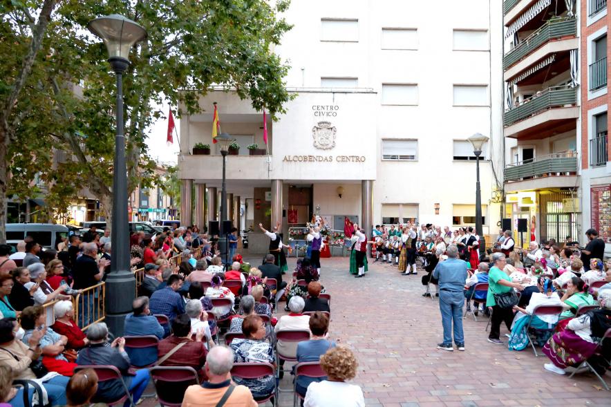 Fiesta de la Fuensanta de la Casa Regional de Murcia -  Imagen panorámnica del público asistente a los bailes regionales celebrados en el exterior del centro cívico Alcobendas Centro.