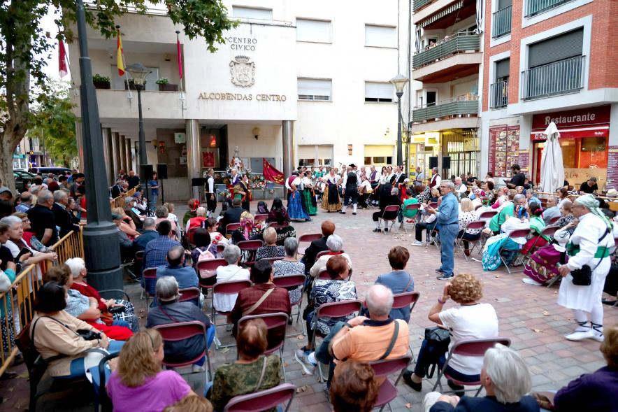  Fiesta de la Fuensanta de la Casa Regional de Murcia -  Imagen panorámnica del público asistente a los bailes regionales celebrados en el exterior del centro cívico Alcobendas Centro.