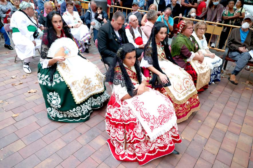 Fiesta de la Fuensanta de la Casa Regional de Murcia - Imagen de los representantes de la casa de Murcia asistiendo a los bailes regionales celebrados en el exterior del centro cívico Alcobendas Centro.