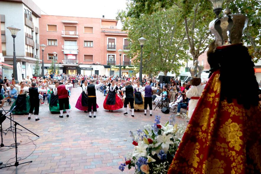 Fiesta de la Fuensanta de la Casa Regional de Murcia -  Imagen de un momento de la celebración de unos bailes regionales en el exterior del centro cívico Alcobendas Centro.
