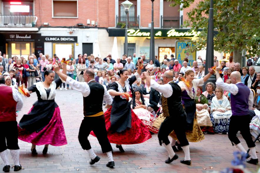 Fiesta de la Fuensanta de la Casa Regional de Murcia - Imagen de un momento de la celebración de unos bailes regionales en el exterior del centro cívico Alcobendas Centro.