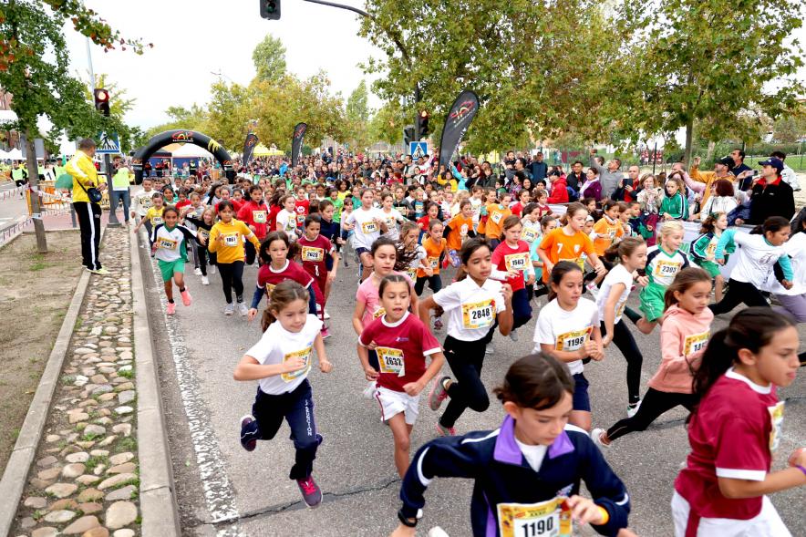Milla Escolar 2022 - Primer plano de las niñas corriendo.