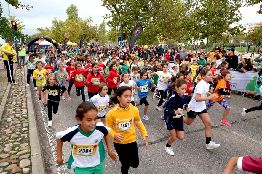 Milla Escolar 2022 - Primer plano de las niñas corriendo.