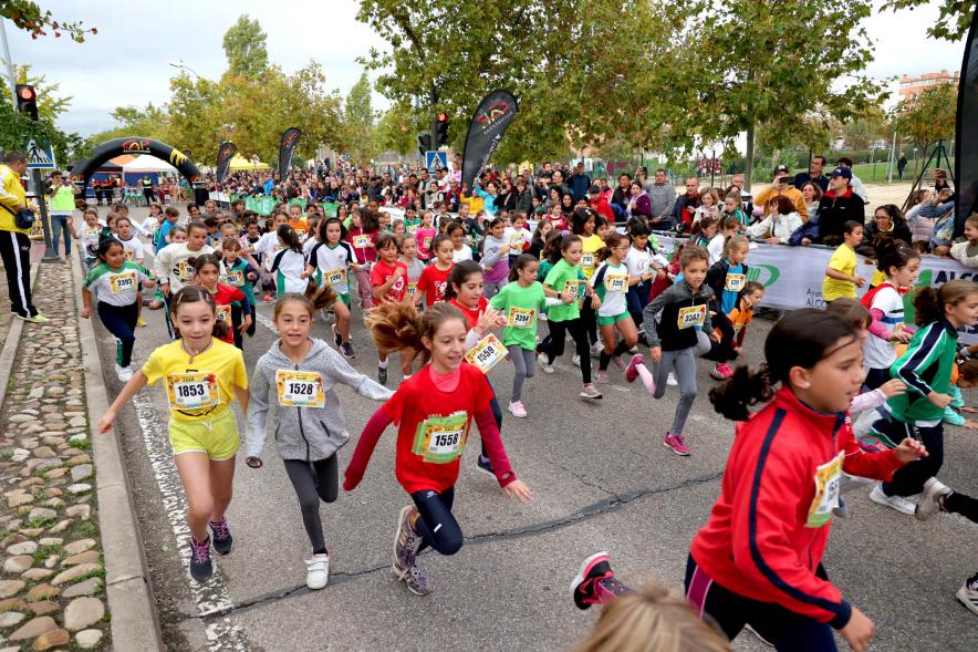 Milla Escolar 2022 - Primer plano de las niñas corriendo.