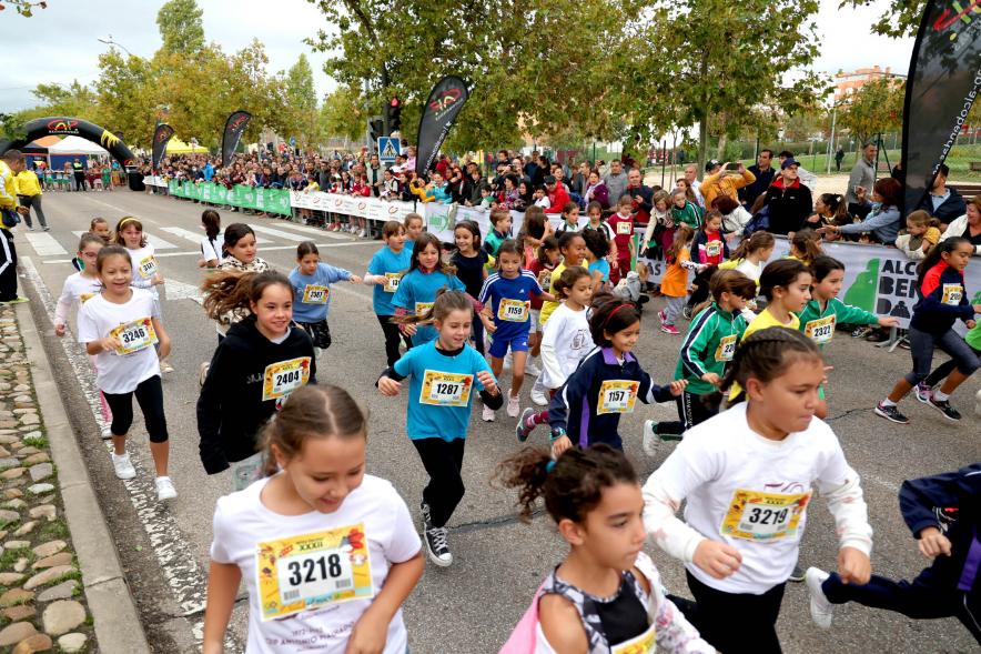 Milla Escolar 2022 - Plano principal  de las niñas corriendo.