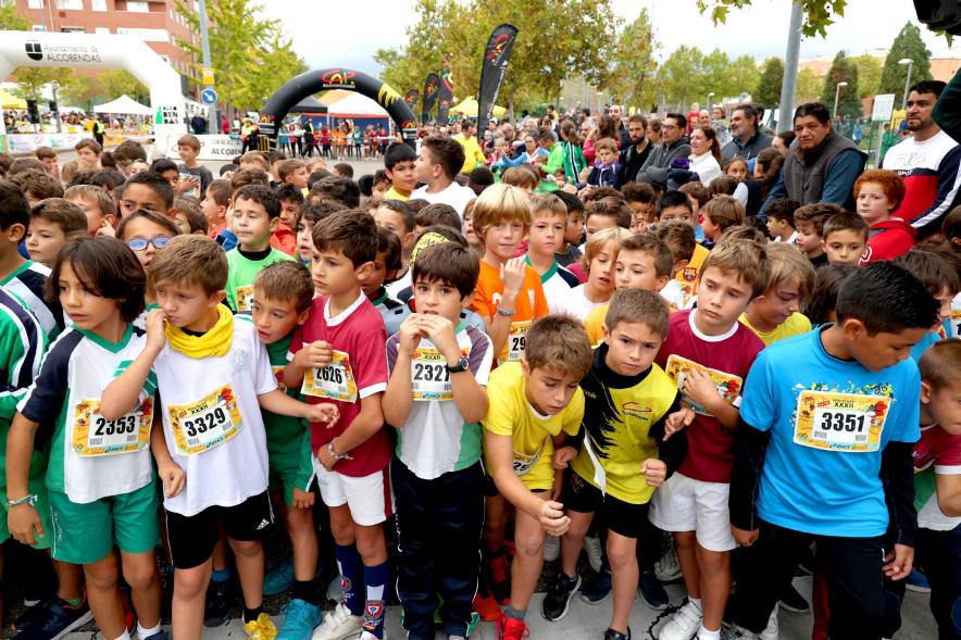 Milla Escolar 2022 - Imagen de los niños esperando la salida. 