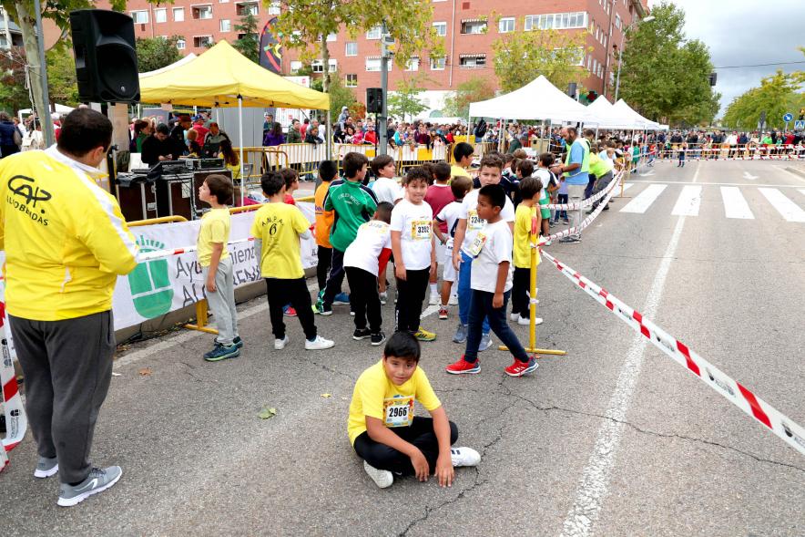 Milla Escolar 2022 - Grupo de niños descansando sobre el asfalto.
