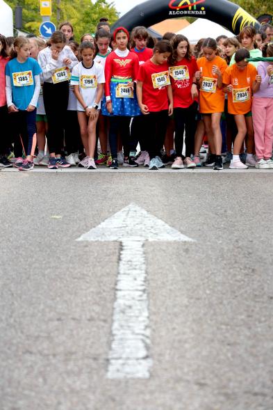Milla Escolar 2022 - Imagen de las niñas esperando para correr y parte de la calzada.