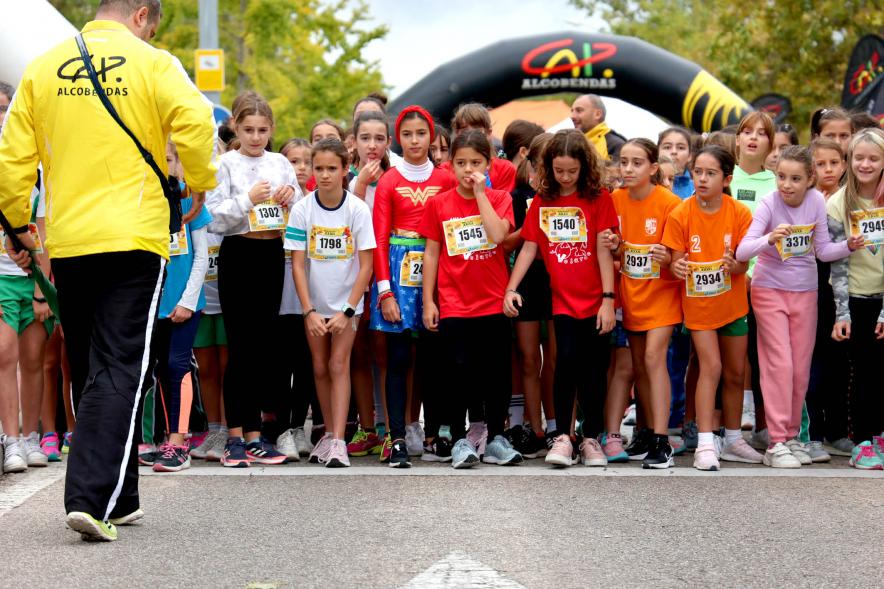 Milla Escolar 2022 - Imagen de las niñas esperando la salida junto al monitor.