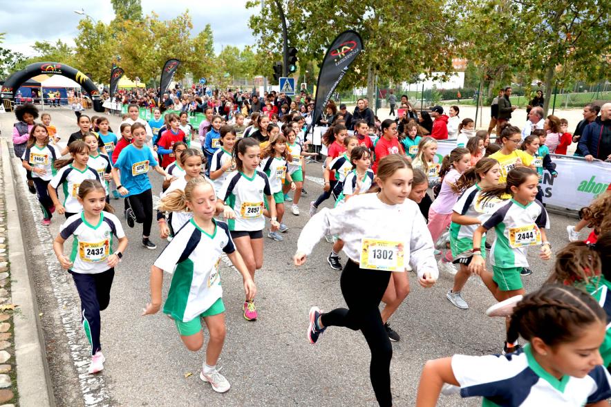 Milla Escolar 2022 - Primer plano de las niñas corriendo.