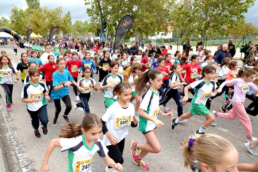 Milla Escolar 2022 - Imagen de las niñas corriendo.