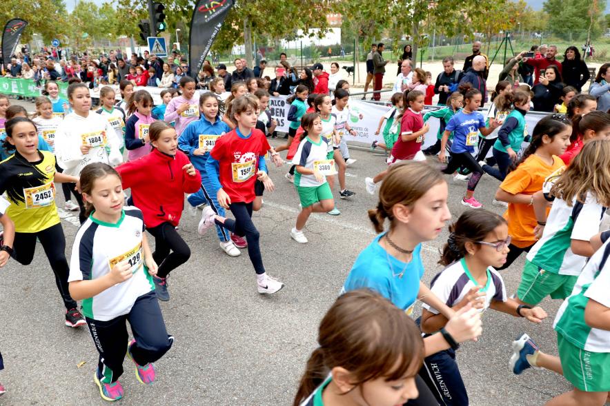 Milla Escolar 2022 - Primer plano de las niñas corriendo.