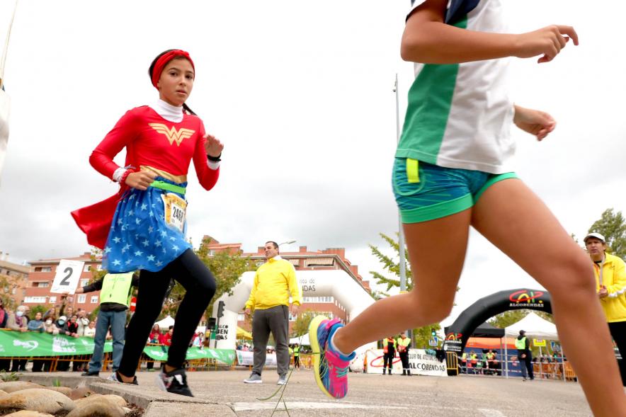 Milla Escolar 2022 - Primer plano de las niñas corriendo.
