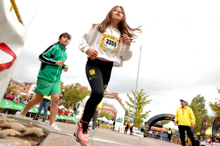 Milla Escolar 2022 - Primer plano de las niñas corriendo.