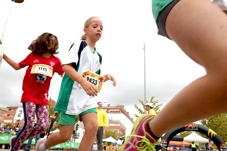 Milla Escolar 2022 - Primer plano de una niña corriendo.