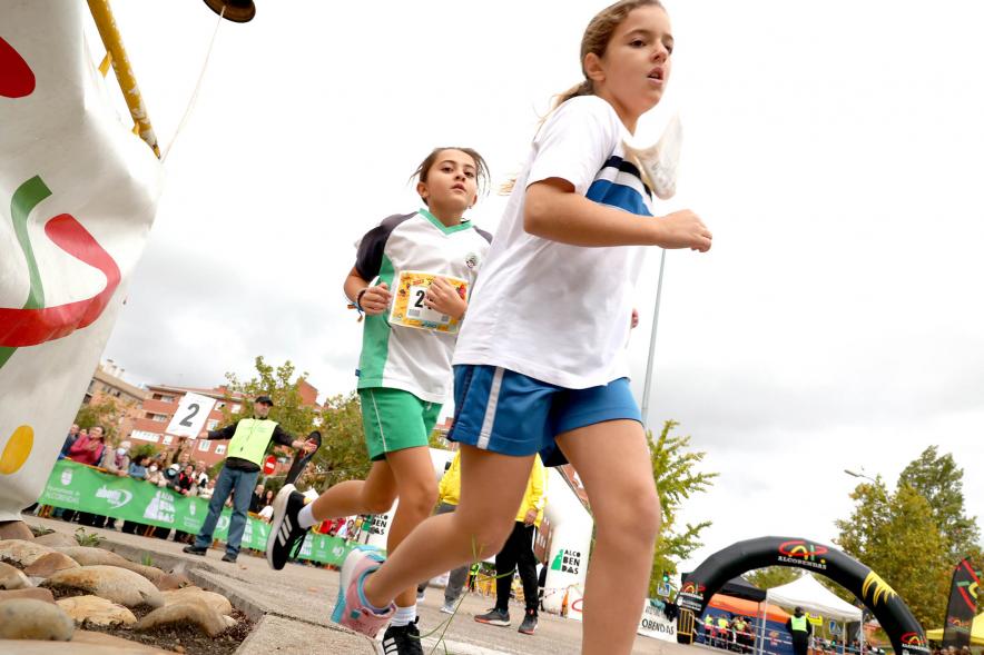 Milla Escolar 2022 - Primer plano de una niña corriendo.