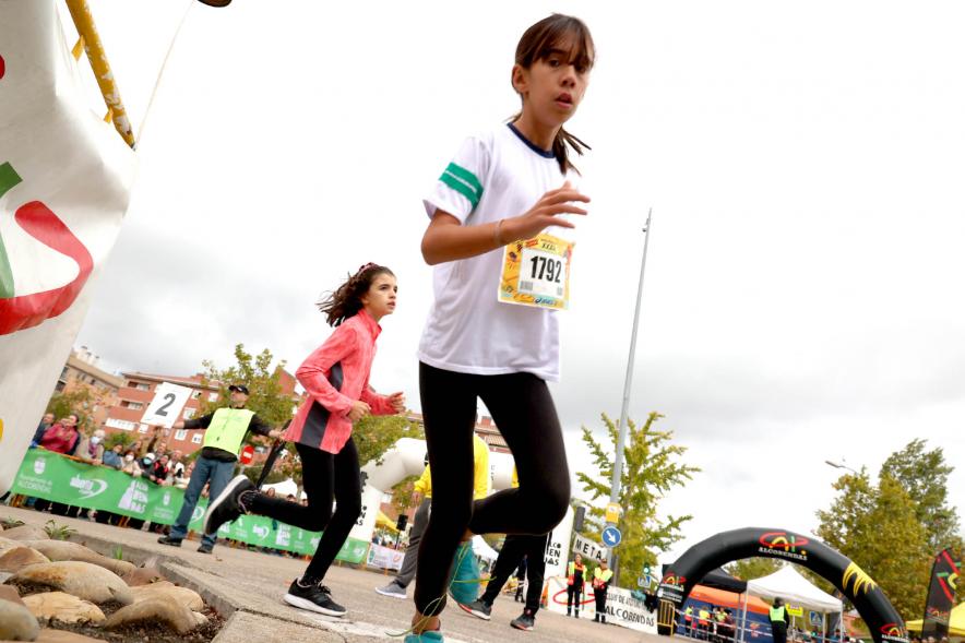 Milla Escolar 2022 - Primer plano de una niña corriendo.