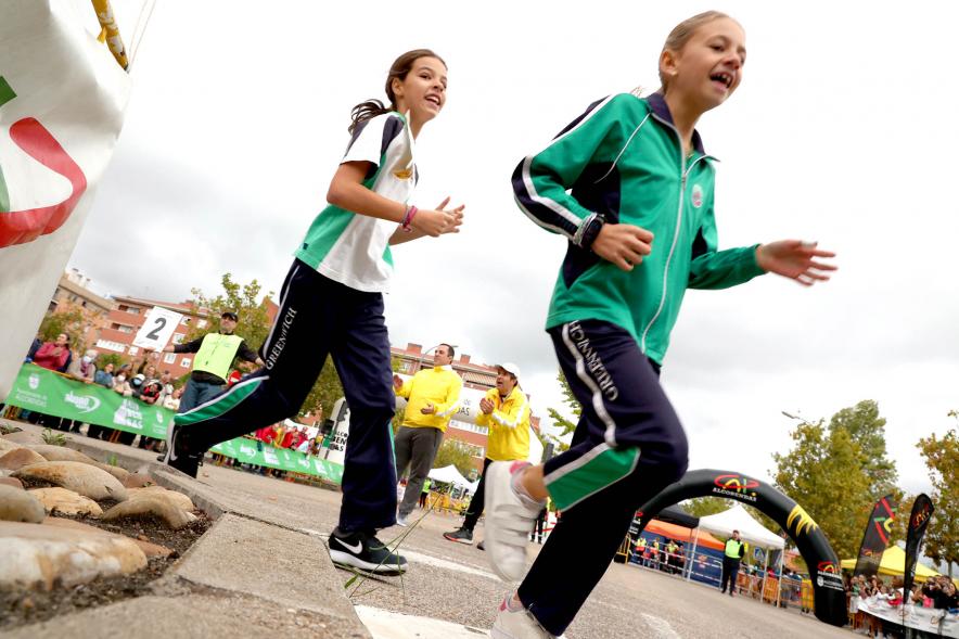 Milla Escolar 2022 - Primer plano de las niñas corriendo.