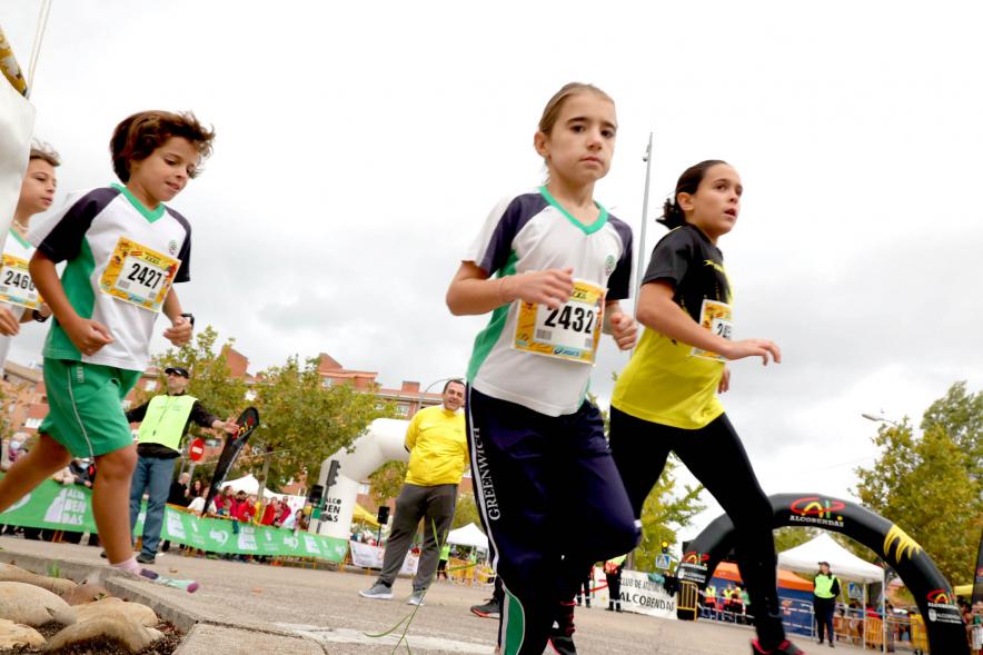 Milla Escolar 2022 - Primer plano de las niñas corriendo.