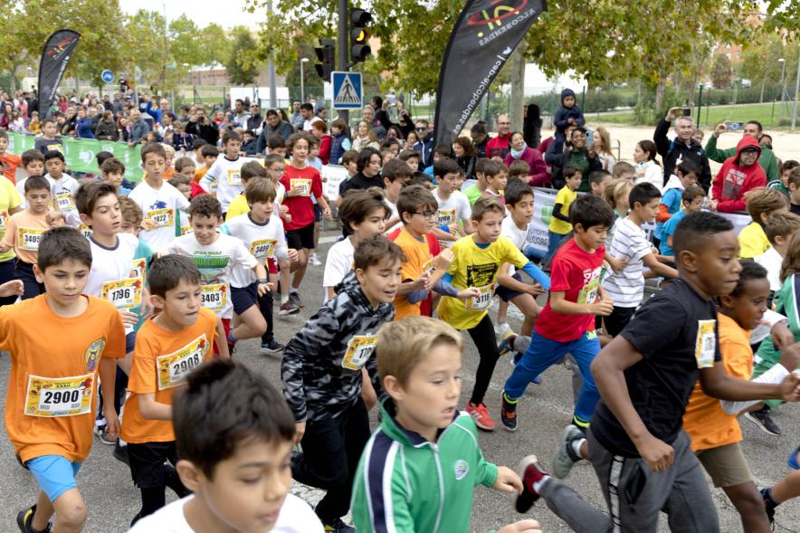 Milla Escolar 2022 - Imagen del  numeroso grupo de niños corriendo.