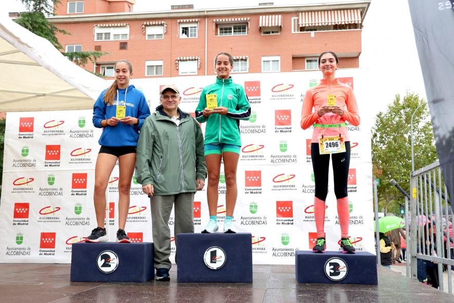 Milla Escolar 2022 - Rogelio Mallorquin, concejal de Recursos humanos posa con los ganadores en el pódium.