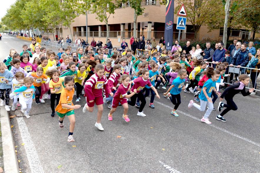 Milla Escolar 2022 - Primer plano de las niñas corriendo.