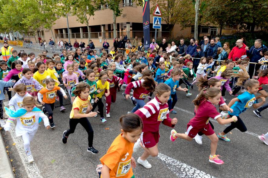Milla Escolar 2022 - Primer plano de las niñas corriendo.