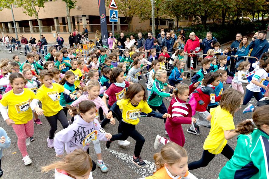 Milla Escolar 2022 - Primer plano de las niñas corriendo.